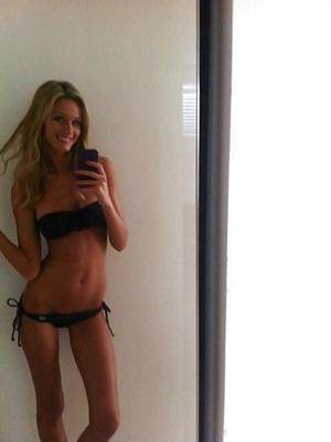 Photo of Farrah (23) from California dating profile