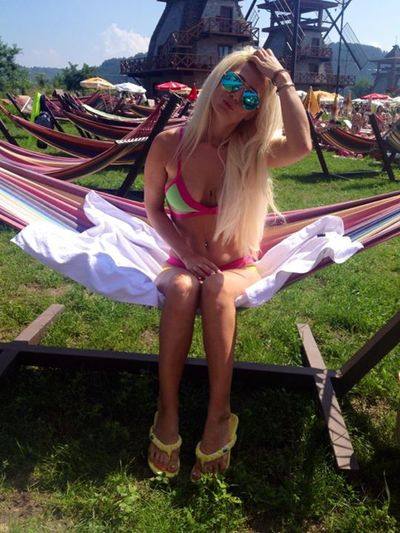 Michaela, 29 from Hawaii | Older Men and Younger Women Dating